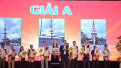 Trao giải “Trưng bày trang trí cây Nêu” của đồng bào Co