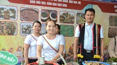 Trưng bày sản phẩm đặc trưng của đồng bào Co 