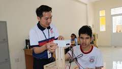 Học sinh khiếm thị đọc sách ứng dụng trí tuệ nhân tạo