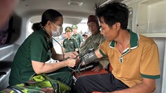 Kịp thời cứu đưa các ngư dân bị nạn vào bờ an toàn