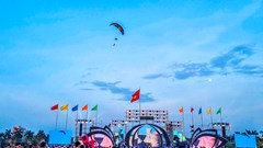 Mãn nhãn với màn biểu diễn dù lượn trên bầu trời Quảng Ngãi