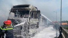 Xe đầu kéo bốc cháy khi đang lưu thông trên Quốc lộ 1A