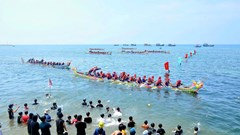 Tưng bừng Lễ hội đua thuyền truyền thống tứ linh ở đảo Lý Sơn