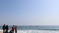 Tìm thấy một thi thể trong 4 học sinh mất tích khi tắm biển 