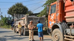 Lực lượng CSGT Quảng Ngãi tăng cường tuần tra kiểm soát xe tải chở đất