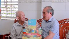 Thăm cựu chiến binh nhân Kỷ niệm 60 năm Ngày Chiến thắng Ba Gia