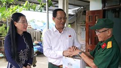 Phó Chủ tịch Quốc hội Trần Quang Phương thăm, tặng quà gia đình chính sách