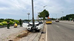 Ô tô mất lái tông vào trụ đèn, 3 người bị thương