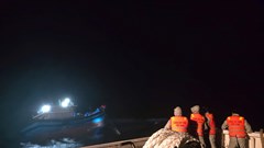 Bộ Tư lệnh Vùng Cảnh sát biển 2 lai dắt hai tàu cá bị nạn cùng 6 ngư dân về đảo Lý Sơn