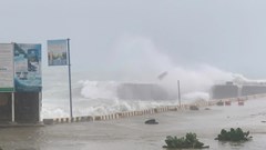 Hơn 100 du khách mắc kẹt trên đảo Lý Sơn do ảnh hưởng bão số 1