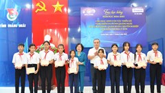 Nguyên Phó Chủ tịch nước Trương Mỹ Hoa trao học bổng cho học sinh có hoàn cảnh khó khăn