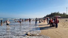 Kịp thời cứu hai mẹ con đuối nước khi tắm biển Mỹ Khê