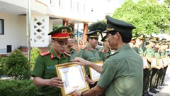Khen thưởng đột xuất cho các tập thể, cá nhân trong chuyên án bắt hơn 1,3 tấn thuốc nổ