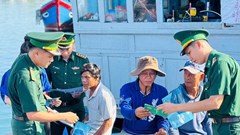 Ngư dân Quảng Ngãi chủ động khắc phục lỗi mất tín hiệu giám sát