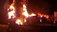 Ngọn lửa đỏ rực bao trùm xưởng sản xuất nhựa ở Quảng Ngãi