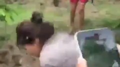 Một nữ học sinh bị đánh hội đồng trong rẫy cà phê