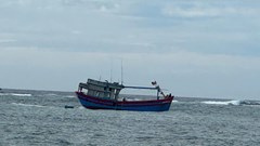 Tàu cá với 4 ngư dân gặp nạn ở vùng biển Lý Sơn