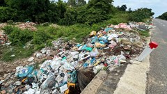 Dọc tuyến Quốc lộ 1 hóa thành bãi rác