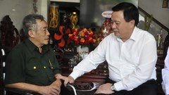 Ủy viên Bộ Chính trị Nguyễn Xuân Thắng thăm, tặng quà gia đình có công ở Quảng Ngãi