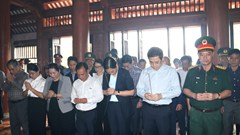 Dâng hương tại Đền tưởng niệm Liệt sĩ Trường Sơn xã Bờ Y