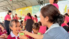 Trao tặng 2.640 hộp sữa cho học sinh đặc biệt khó khăn xã Bờ Y