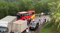 Quốc lộ 24 đoạn qua đèo Vi ô lắc trở thành “điểm nóng” về giao thông