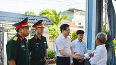 Thăm, tặng quà các gia đình có công đóng góp vào Chiến thắng Vạn Tường