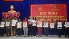 Trao tặng ảnh chân dung Bác Hồ và quà cho các hộ đồng bào DTTS khó khăn