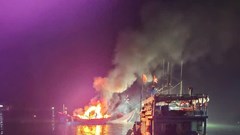 Tàu cá ngư dân Quảng Ngãi bất ngờ bốc cháy dữ dội