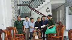 Thăm hỏi, động viên gia đình ngư dân có tàu cá bị cháy