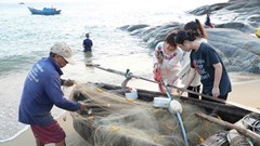 Làm du lịch từ bản sắc làng chài và hoạt động nghề cá