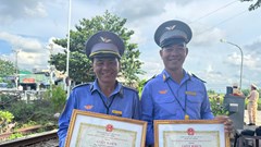 Quảng Ngãi khen thưởng hai cá nhân trực tiếp gác chắn và cứu người