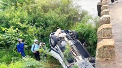 Xe ô tô rơi xuống sông, tài xế may mắn thoát chết