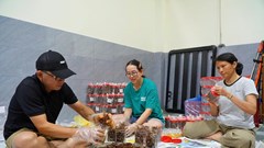 Người dân Quảng Ngãi chế biến cá rim gửi đồng bào vùng lũ ở các tỉnh phía Bắc