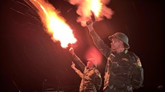 Bắn pháo hiệu kêu gọi tàu thuyền vào bờ tránh bão