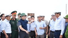 Kiểm tra hiện trường công trình khắc phục, chống sạt lở bờ biển