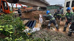 Dồn cát vào bao, ngăn không cho nước từ sông chảy ngược vào đô thị Quảng Ngãi