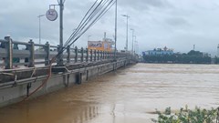 Rào chắn, cấm phương tiện và người qua cầu Châu Ổ