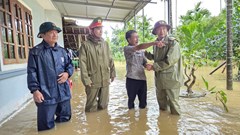 Nước lũ dâng cao, nhiều khu dân cư bị cô lập