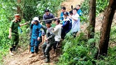 Băng rừng đưa bệnh nhân từ miền núi về cấp cứu tại Bệnh viện Sản - Nhi Quảng Ngãi