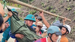 Huy động cáng tạm, dây thừng và phương tiện thô sơ đưa người dân vùng sạt lở đi cấp cứu