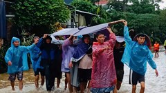 Kịp thời đưa người bị tai biến đi cấp cứu giữa lúc nước lũ dâng cao