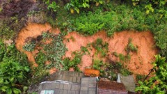 Sơ tán, di dời khẩn cấp các hộ dân ra khỏi khu vực nguy hiểm do sạt lở núi