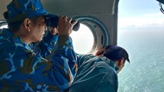 Máy bay trực thăng tham gia tìm kiếm 3 nạn nhân mất tích trên biển Lý Sơn