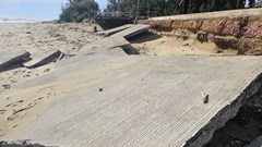 Cận cảnh đường bê tông bị sóng biển tàn phá