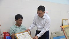 Trao giấy khen cho hai người dân Lý Sơn dũng cảm cứu người gặp nạn