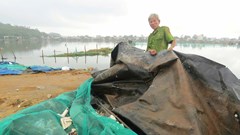 Diêm dân xót xa nhìn muối tan theo… bọt nước