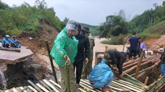 Lũ cuốn trôi cầu, người dân cùng lực lượng địa phương làm cầu tạm bằng tre