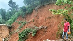 Hàng chục hộ dân miền núi Quảng Ngãi bị cô lập do đường sạt lở, đứt gãy