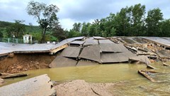 Nước lũ xé đường bê tông thành từng mảng, tạo hàm ếch cực nguy hiểm